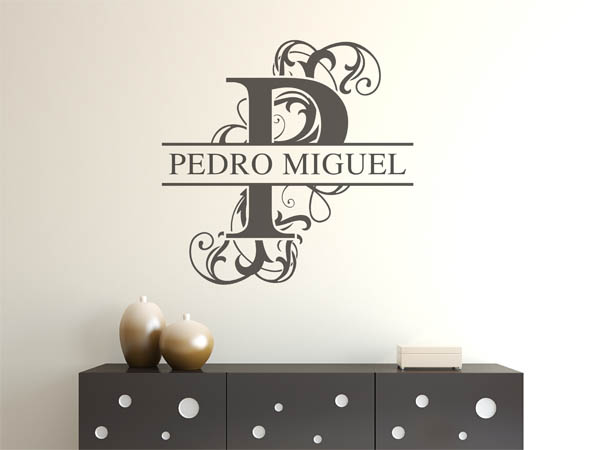 Wandtattoo verschnörkelter Buchstabe P mit Pedro Miguel
