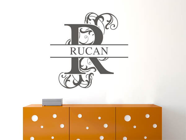 Wandtattoo verschnörkelter Buchstabe R mit Rucan