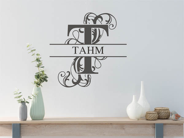 Wandtattoo verschnörkelter Buchstabe T mit Tahm