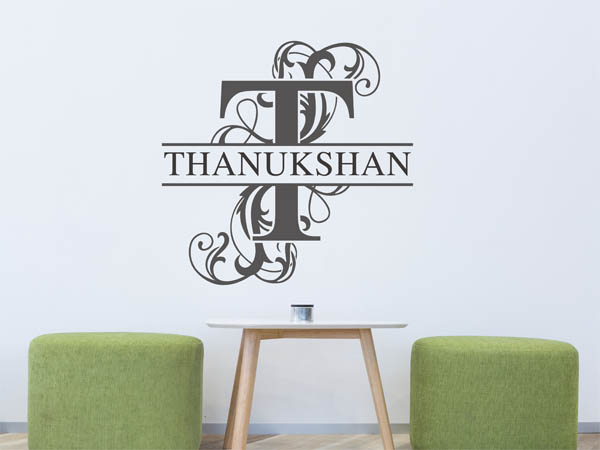 Wandtattoo verschnörkelter Buchstabe T mit Thanukshan