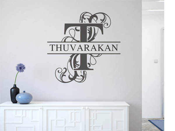 Wandtattoo verschnörkelter Buchstabe T mit Thuvarakan
