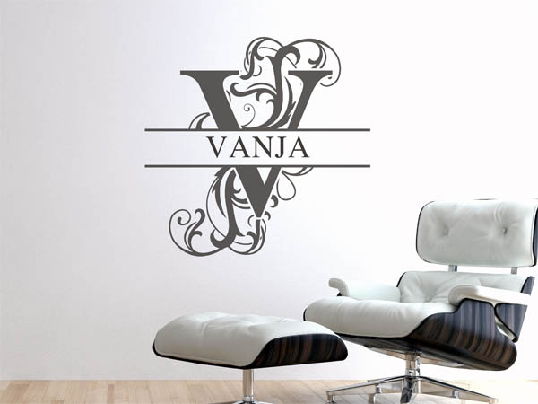Wandtattoo verschnörkelter Buchstabe V mit Vanja